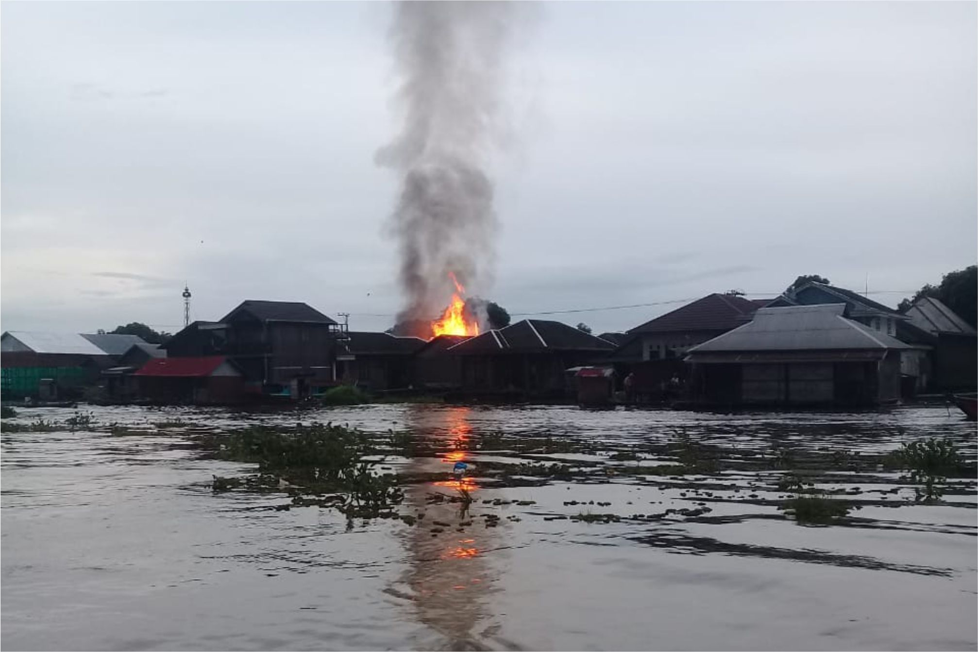 Kebakaran Hanguskan 2 Buah Rumah di Desa Baruh Jaya